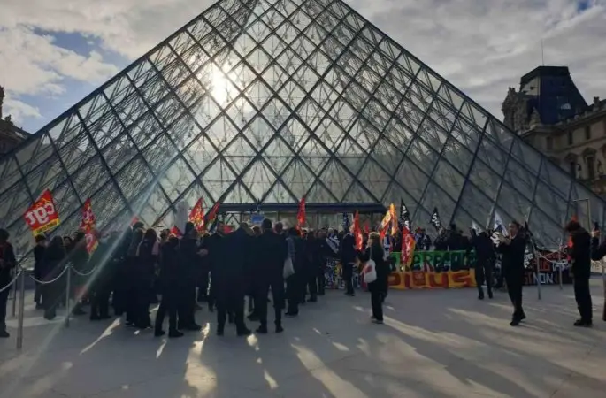 Fransa’da protestocular Louvre Müzesi’nin girişini kapattı