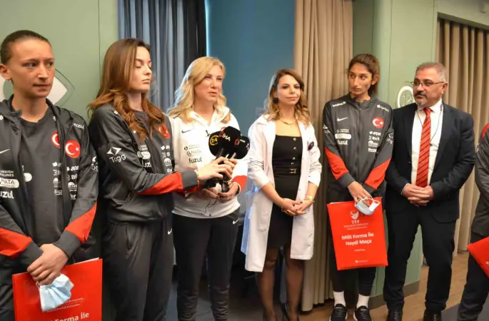 A Milli Kadın Futbol Takımı’ndan kanser hastalarına moral ziyareti

