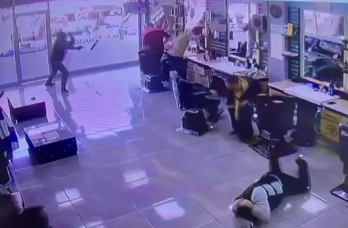 Adana’da berberde böyle ateş etti: 1 yaralı
