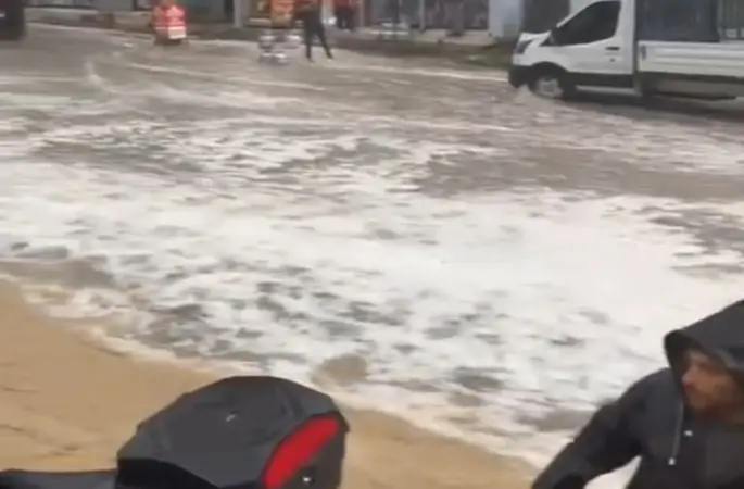 Adana’da dolu, sağanak ve hortum hayatı felç etti
