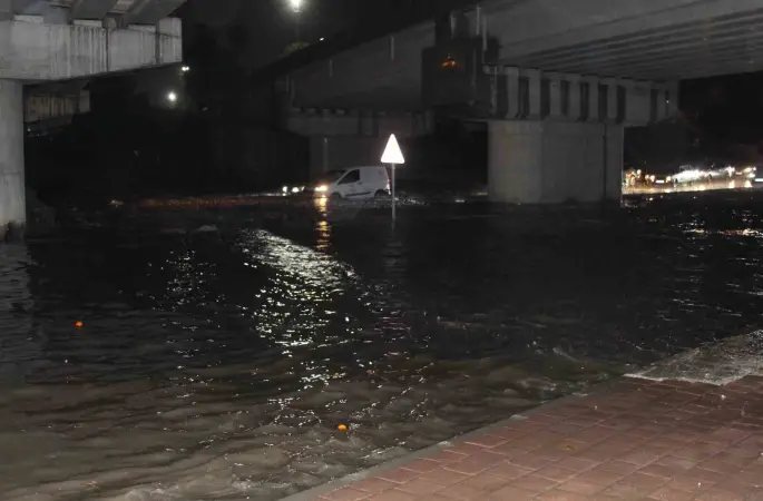Adana’da gece bastıran sağanak yağış yolları göle çevirdi
