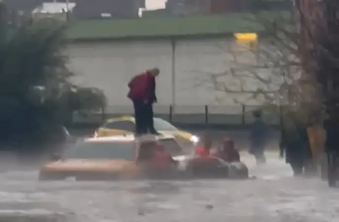 Adana’da göle dönen yolda mahsur kalan araçtaki 2 kişi kurtarıldı
