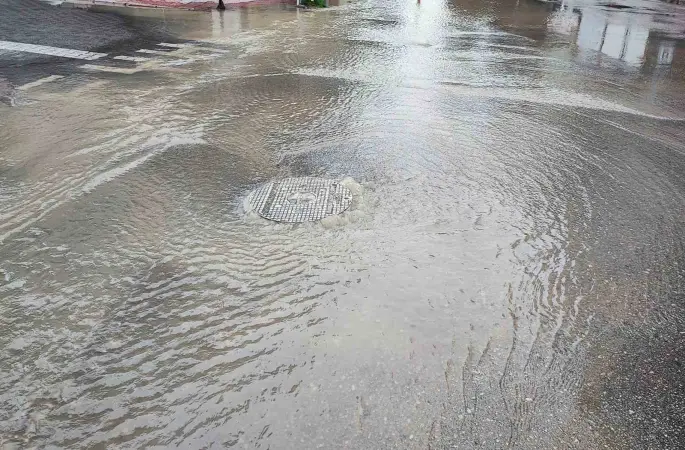 Adana’da içme suyu borusu patladı, cadde göle döndü
