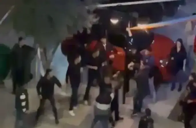 Adana’da iki grup arasında tekmeler havada uçuştu