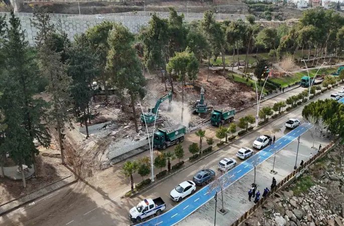 Adana’da kaçak işletmeler yıkılıyor
