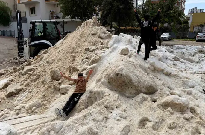 Adana’da nisan ayında çocukların kar topu keyfi
