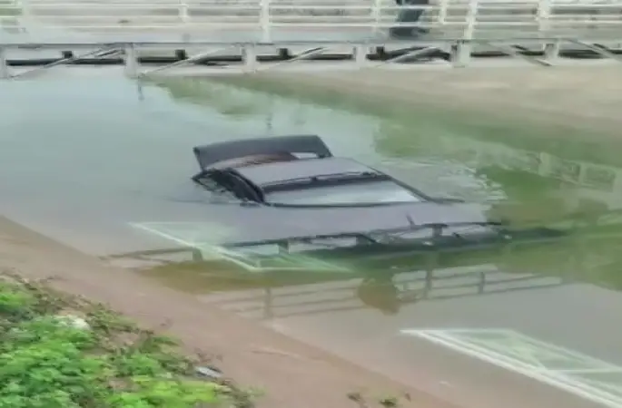 Adana’da otomobil sulamana kanalına düştü
