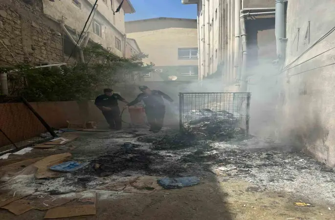 Adana’da polis ekiplerinin müdahalesi yangının büyümesini önledi
