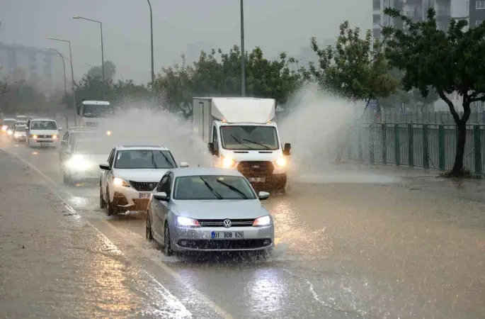 Adana’da şiddetli yağış yolları göle çevirdi, apartmanları su bastı
