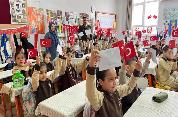 Adıyaman’da öğrencilerden Mehmetçiğe anlamlı mektup
