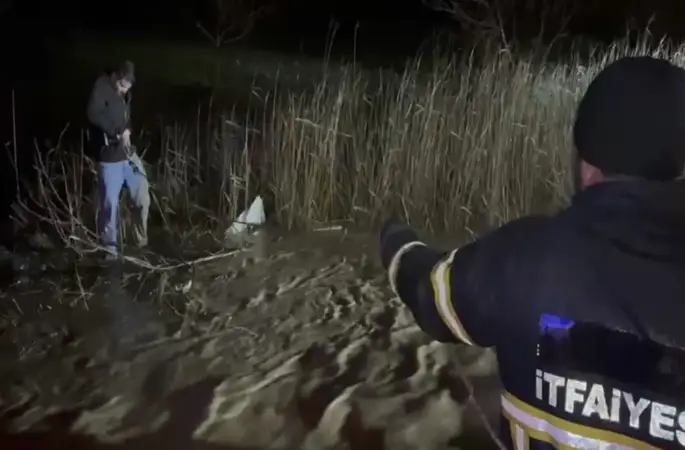 Adıyaman’da sele yakalanan araç suya gömüldü
