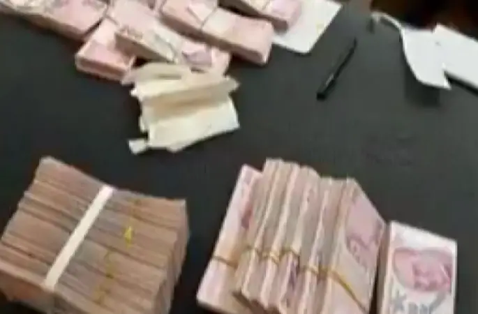 İBB'ye yönelik soruşturmada iki şüphelinin adreslerinde balya balya para bulundu
