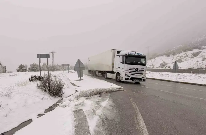 Afyonkarahisar’ın yüksek kesimlerinde kar yağışı etkili oldu
