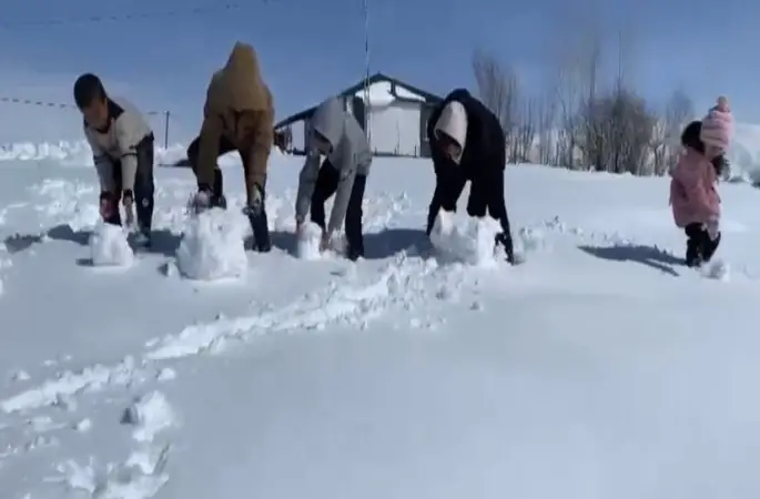 Ağrı’da kar yağdı, çocuklar doyasıya eğlendi
