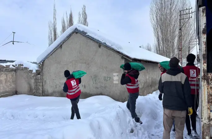 Ağrı’da Kızılay’dan ihtiyaç sahiplerine kömür yardımı
