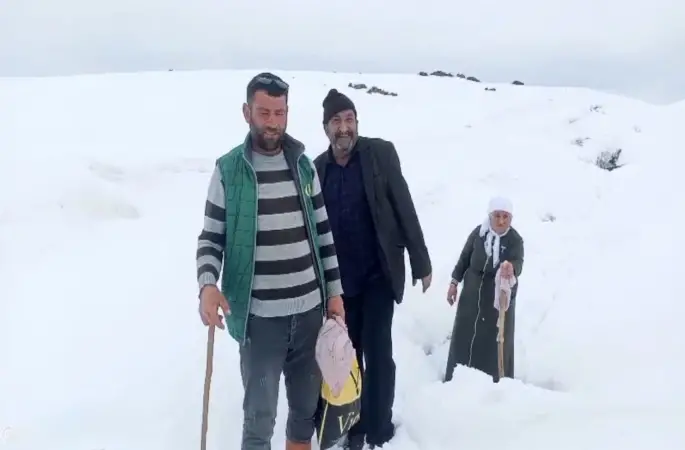 Ağrı’da Nisan karı köy yollarını kapattı
