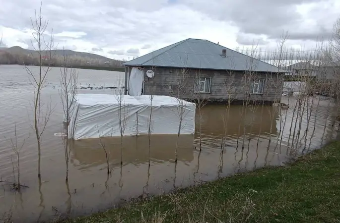 Ağrı’da sağanak yağış sonucu dereler taştı
