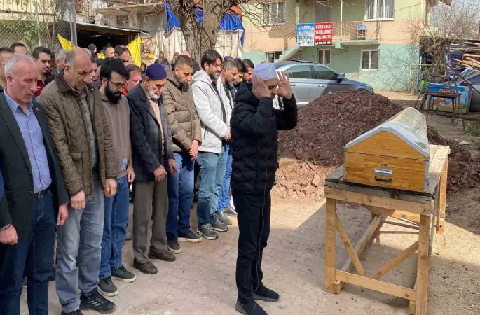 Ahşap evdeki yangında hayatını kaybeden bedensel engelli kişi toprağa verildi
