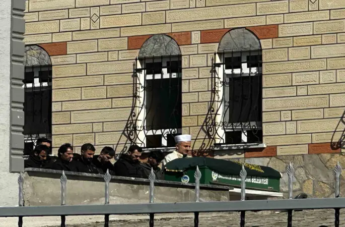 Aile cinayetinde kardeş toprağa verildi, abi tutuklandı
