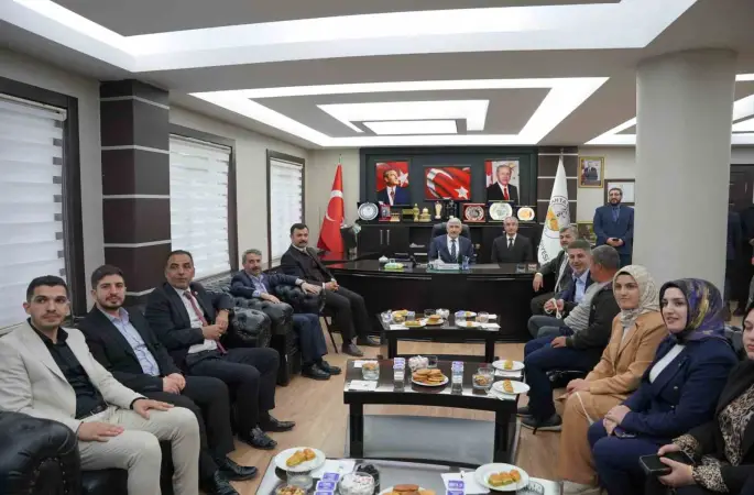 AK Parti heyeti Başkan Hallaç ile bir araya geldi
