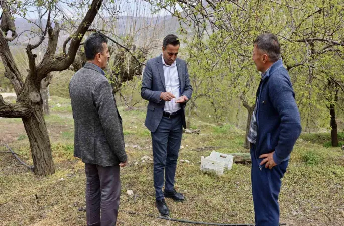 Akçadağ Belediye Başkanı Ulutaş, doludan etkilenen üreticileri ziyaret etti
