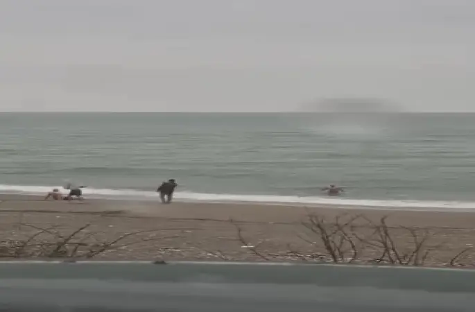 Akçakoca’da yağmura ve soğuk havaya rağmen denize girdiler

