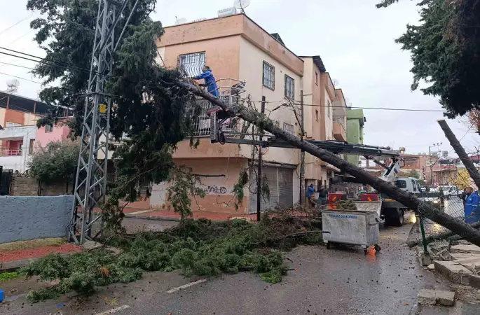 Akdeniz’de sağanak mesaisi gece boyu sürdü

