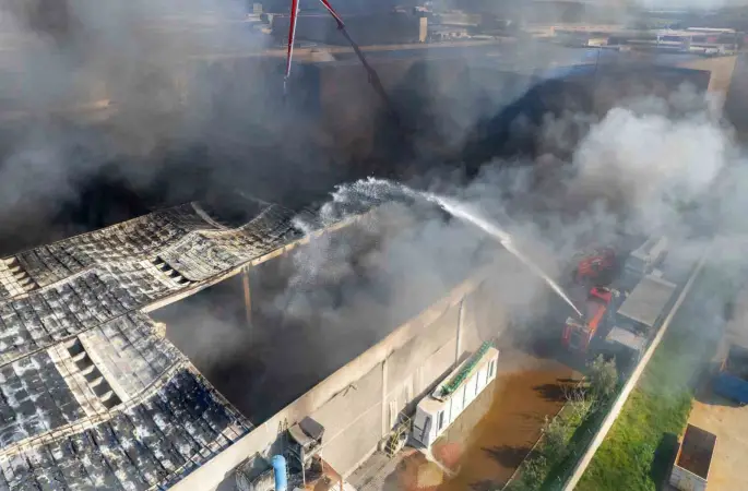 Akhisar’daki fabrika yangını kontrol altına alındı
