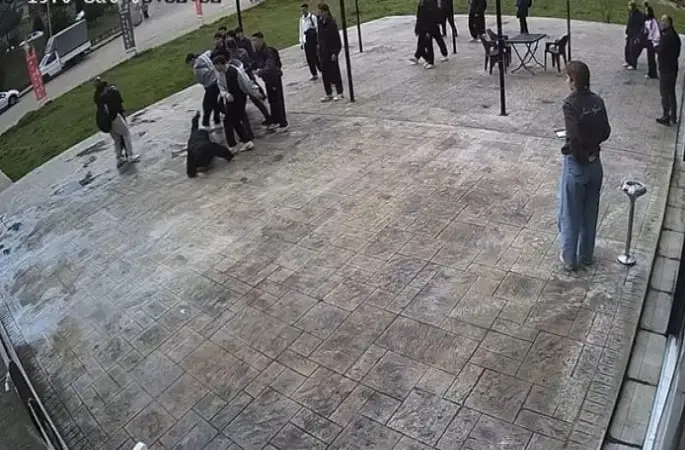 Akran zorbalığı sokağa taştı: Esnaf genci darp edilmekten kurtardı
