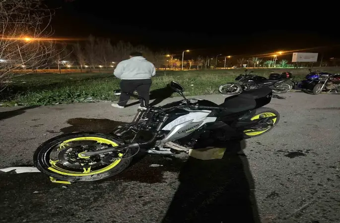 Akrobatik hareketler yapan iki motosiklet çarpıştı: 2 yaralı
