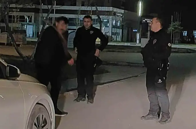 Aksaray polisinin elinde keser olan adamla imtihanı kamerada
