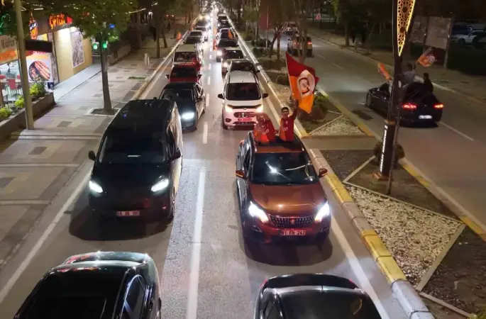 Aksaray sokaklarında Galatasaraylıların coşkulu kutlaması
