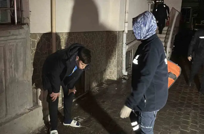 Aksaray’da apartmanda yangın paniği: 6 kişi dumandan etkilendi
