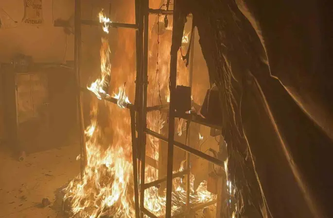 Aksaray’da fabrika alev alev yandı
