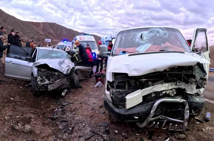 Aksaray’da minibüs ile otomobil kafa kafaya çarpıştı: 6 yaralı
