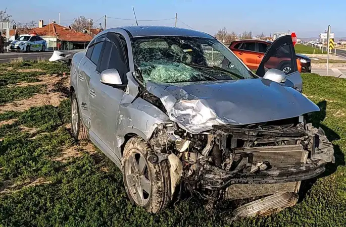 Aksaray’da otomobil tali yoldan çıkan araçla çarpıştı: 2 yaralı
