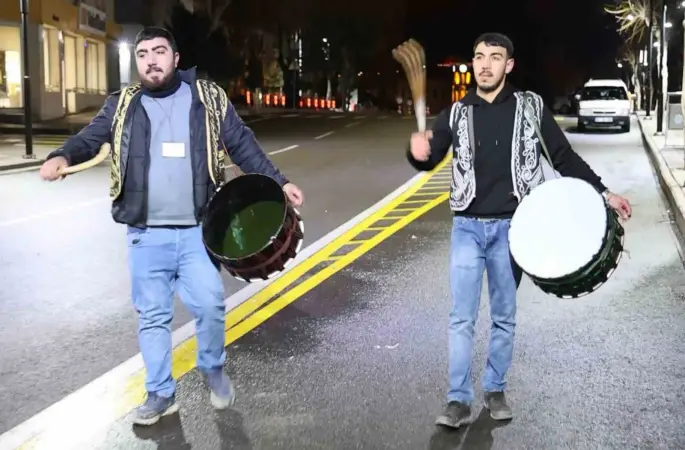 Aksaray’da Ramazan davulcuları hafif kar yağışı altında sahur mesaisine başladı
