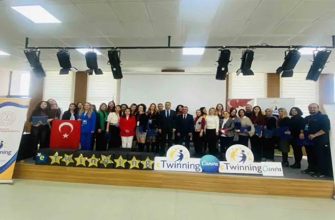 Aksu’da öğretmenlere dijital dönüşüm konusunda uygulamalı eğitim
