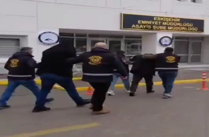 Akü firmasını sahte çek ile 6 milyon TL zarara uğratan dolandırıcılar yakalandı
