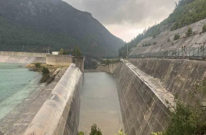 Alanya Dim Barajı’nda  su seviyesi yükseldi bölgeye yakın bazı evlerin tedbir amaçlı boşaltılması istendi
