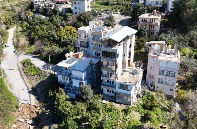 Alanya’da 3 bina tedbir amaçlı tahliye edildi

