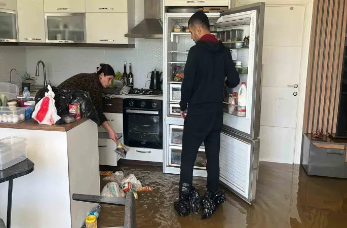 Alanya’da debi yükseldi, çay kenarındaki işletmeler sele kapıldı
