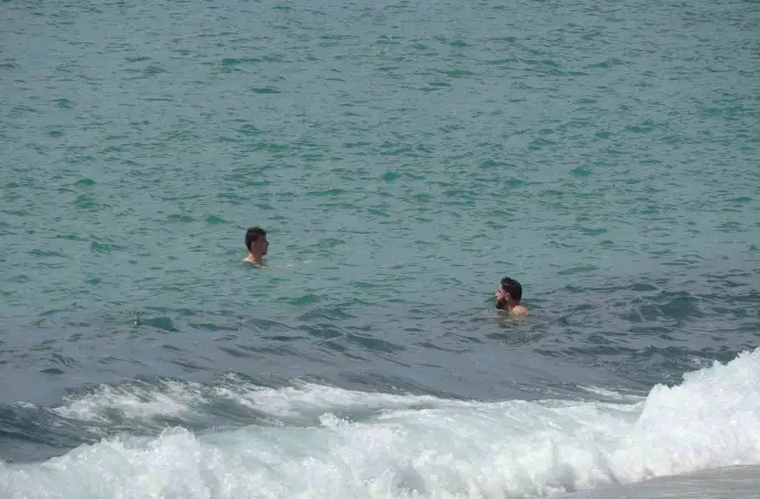 Alanya’da erken yaz görüntüleri: 21 dereceyi gören denize koştu
