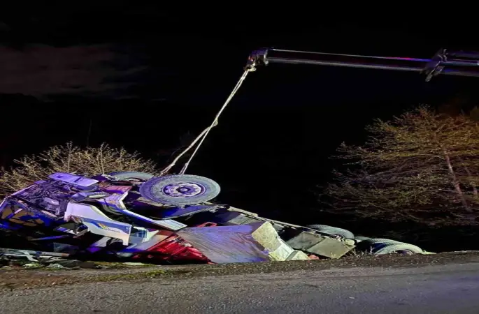 Alanya’da kamyon şarampole devrildi: 1 ölü, 1 yaralı
