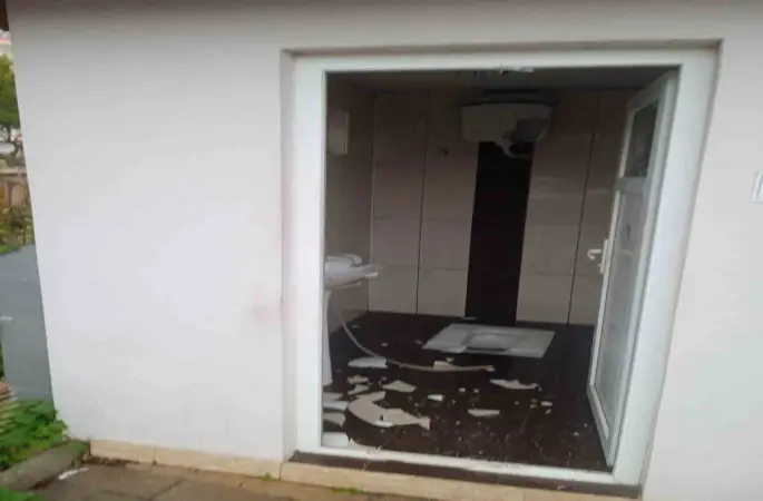 Alanya’da umumi tuvaletin camları ve seramiklerini kırdılar
