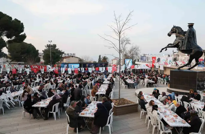 Alaşehir’de yüzlerce kişi iftarda buluştu
