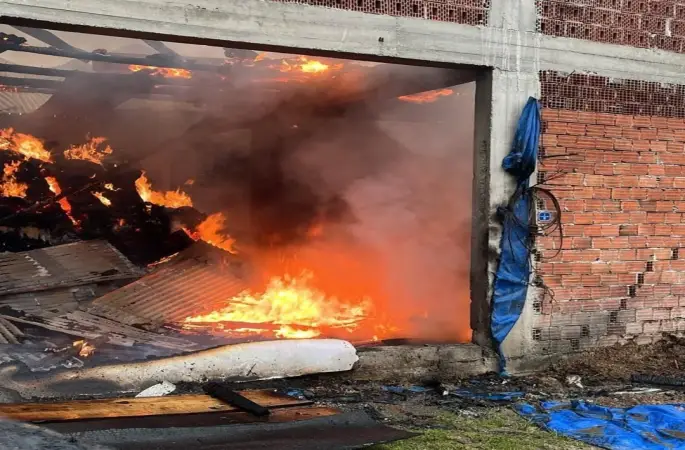 Alev alev yanan samanlık kullanılamaz hale geldi
