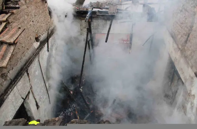 Alevler evi sardı, mahallede panik yaşandı
