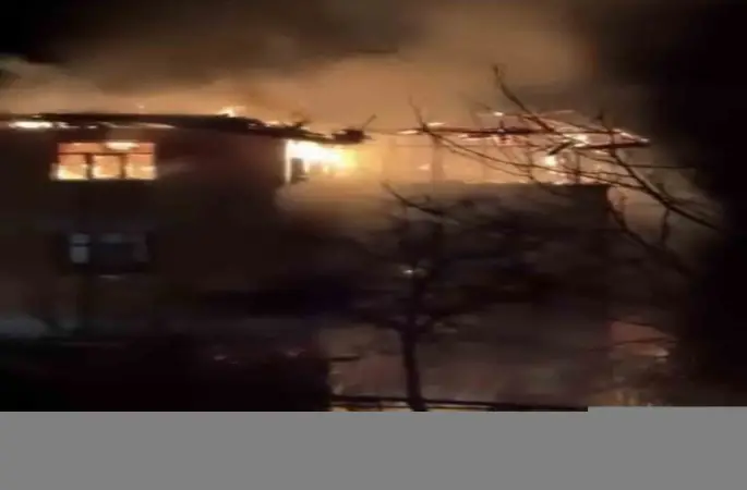 Alevlere teslim olan ev küle döndü
