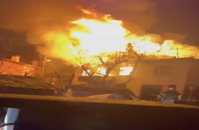 Alevlere teslim olan iki katlı ev kullanılmaz hale geldi
